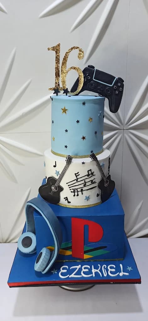 Custom cake by Abi, example 14